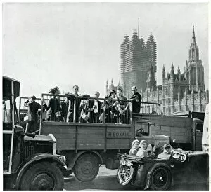Londoners travelling to work amid wartime delays 1939