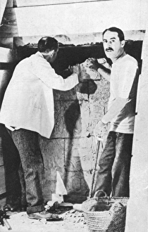 Apartment Gallery: Lord Carnarvon and Howard Carter in Tutankamens Tomb, Egypt