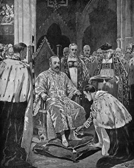Investiture Collection: Lord Great Chamberlain presenting spurs to the King