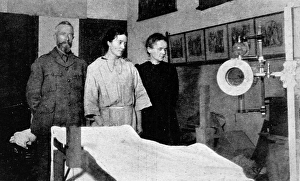 Images Dated 18th April 2004: Madame Curie visiting a war hospital