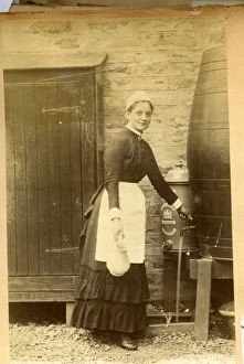 Images Dated 18th August 2017: Maid collecting water