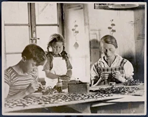 Aborigines Gallery: Making Jews Harps 1932