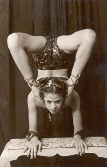 Malaysia - Sandakan - Contortionist acrobat