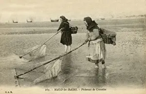 Bains Prints: Malo-les-Bains, France - women fishing for shrimp