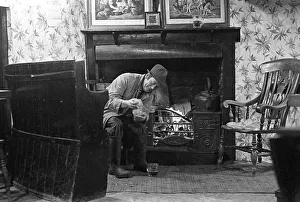 Images Dated 5th March 2019: Man with ferret in pub