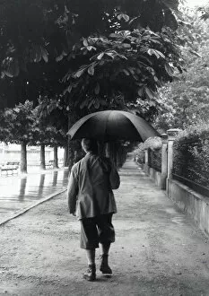 Images Dated 13th June 2016: Man in plus fours in the rain, Lucerne, Switzerland