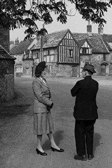 Images Dated 27th April 2021: Man and woman chatting, Cotswolds, England