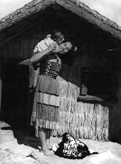 Images Dated 30th August 2011: Maori Mother & Baby