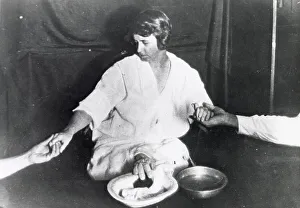 Forming Prints: Margery, in trance and her wrists held by sitters