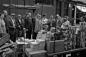 Salesman Collection: Market trader in Londons East End