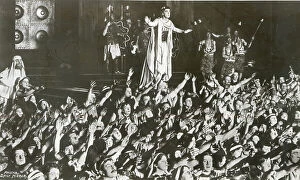Harvey Collection: Martin Harvey as Oedipus Rex in crowd scene