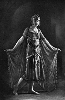 Images Dated 11th April 2016: Mary Henniker-Heaton in fancy dress as Egypt