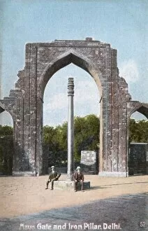 Images Dated 5th January 2017: Mayo Gate and Iron Pillar, Delhi, India