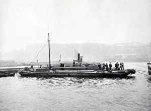 Images Dated 29th November 2011: MBW-MFB fire float and tug at drill on River Thames