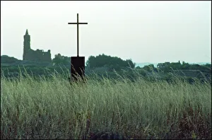 Images Dated 8th December 2015: Memorial cross and view of ruined church, Belchite, Spain