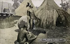 Images Dated 8th July 2020: Men of the Luwo tribe making a Grain Bin in the Bahr-el-Ghazal ( Sea of Gazelles