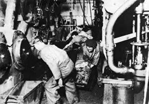 Images Dated 16th September 2011: Men at work in engine room of a ship, WW1