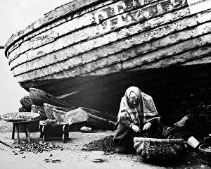 Nets Collection: Mending fishing nets, Broughty Ferry, Dundee