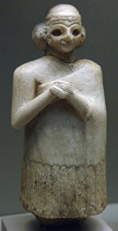 Images Dated 4th April 2008: Mesopotamia. Gypsum statue of a woman. Early Dynatic period