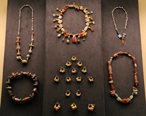 Assyrian Gallery: Mesopotamian art. Assyrian Empire. Funerary objects: Necklac