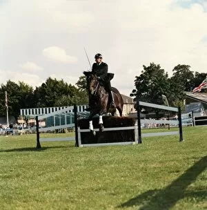 Images Dated 19th January 2011: Metropolitan Police officer at showjumping event