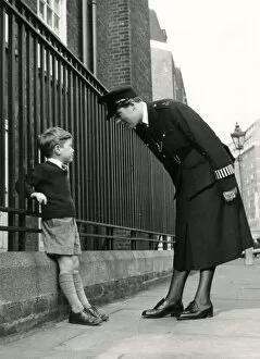 Images Dated 8th February 2011: Metropolitan Police officer speaking to a little boy