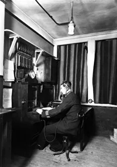 Images Dated 17th February 2011: Metropolitan Police telephone operator