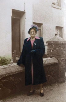 Images Dated 31st March 2017: Middle-aged woman posing outside a house
