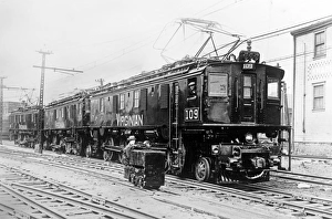 Images Dated 7th March 2017: The Midget and the Leviathan, small and large railway engine