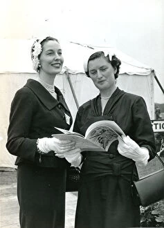 Valerie Collection: Miss Valerie Hobson (Mrs J.D. Profumo), left, and Mrs Wa?
