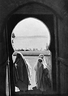 Images Dated 4th December 2017: Moorish Townswomen in an Archway, Morocco
