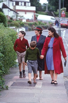 Images Dated 17th February 2011: Mother & Children 1940S