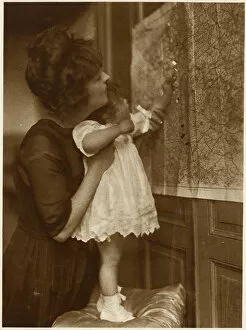 Images Dated 22nd February 2016: Mother and daughter with map, Bonjour Papa! WW1