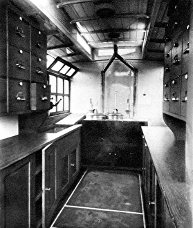 Images Dated 2nd January 2005: A motor field kitchen: A war gift from the Leather Sellers. company