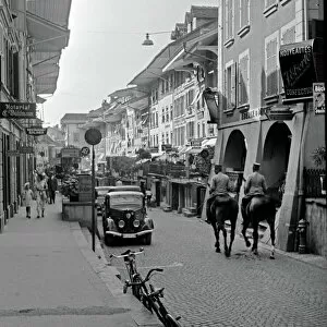 Cobblestones Collection: Mounted police, Wil, Switzerland