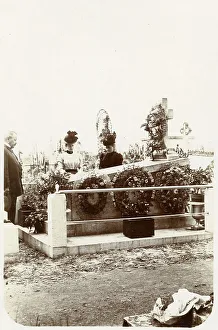 Images Dated 22nd June 2018: MOURNING AT GRAVE