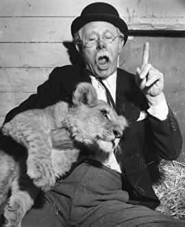 Entertainer Collection: Mr Pastry, aka Richard Hearne, with lion