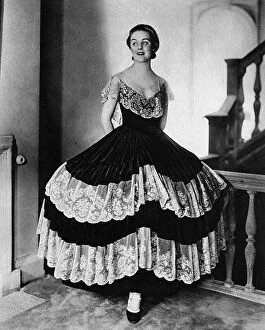 Images Dated 5th January 2016: Mrs Bryan Guinness (Diana Mitford) in Mariette crinoline