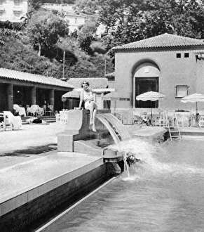 Images Dated 7th October 2015: Mrs Frye at Monte Carlo Beach
