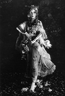 Images Dated 3rd November 2015: Mrs John Lavery as Botticellis Prima Vera at Picture Ball