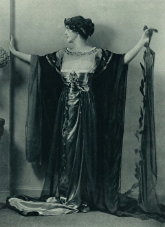 Images Dated 1st August 2017: Mrs Morrison-Bell as Oak for Nymphs of Forest tableau
