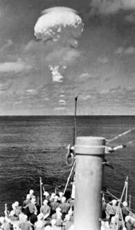 Images Dated 19th September 2017: Naval personnel watch H-bomb test, Malden Island