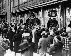 Images Dated 19th August 2011: New York Shoppers