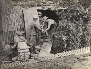 Images Dated 27th October 2011: New Zealand howitzer battery moving shells, WW1