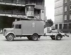 Images Dated 13th October 2011: NFS (London Region) A Bermondsey towing vehicle, WW2