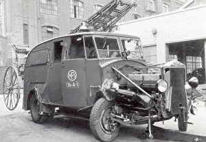 Images Dated 14th October 2011: NFS (London Region) damaged Shoreditch fire engine, WW2