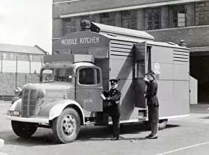 Images Dated 5th October 2011: NFS mobile kitchen in use, WW2