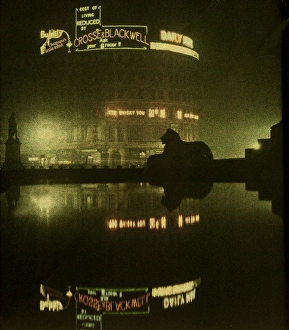 Images Dated 4th March 2015: Night view of Trafalgar Square, London