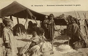 Images Dated 7th December 2015: Nomadic women mince the grain, Ghardaia