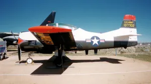 Support Gallery: North American T-28B Trojan 137702